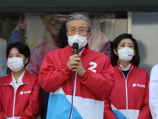 국민의힘 김종인 비상대책위원장이 4·7 재보선 공식 선거운동 첫날인 25일 오후 서울 덕수궁 대한문 앞에서 열린 오세훈 서울시장 후보 유세에서 지지연설하고 있다.  [국회사진기자단]